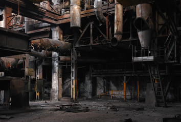 Half verwoeste metalen constructies in een oude verlaten autofabriek.