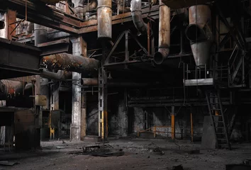 Foto op Plexiglas Half verwoeste metalen constructies in een oude verlaten autofabriek. © esalienko