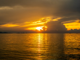 Naklejka premium Seascape view under twilight evening sky