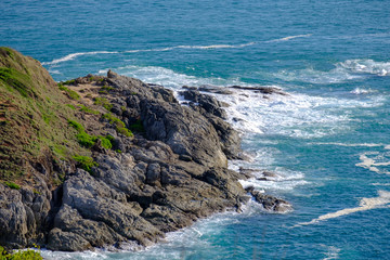 Fototapeta na wymiar waves crashing on rocks