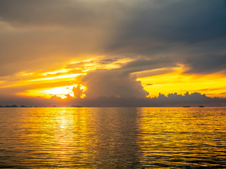 Naklejka premium Seascape view under twilight evening sky