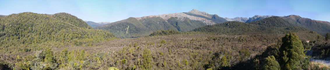 Bergpanorama mit Wiesen