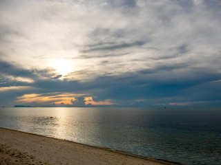 Obraz premium Seascape view under twilight evening sky