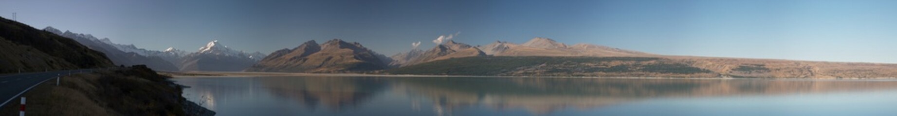Weites Bergpanorama und See