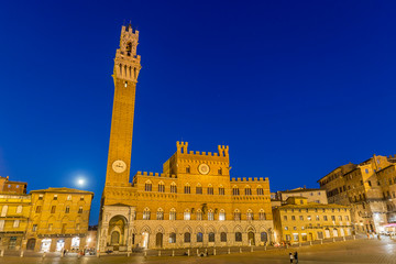Fototapeta na wymiar Blaue Stunde beim Palazzo Publico, Siena