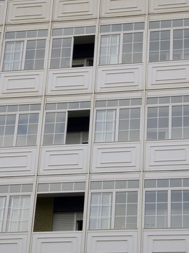 FACHADA DE EDIFICIO CON VENTANALES ABIEROSY CERRADOS.
