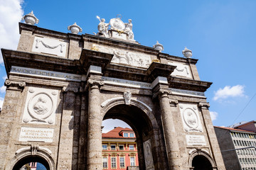 Blick auf den Sims der Triumphpforte von Innsbruck