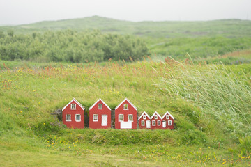 Fototapeta na wymiar Strandarkirkja mit altem Friedhof in der Engelsbucht (Engilsvík) / Island