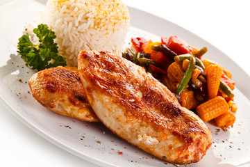 Grilled poultry fillet and vegetables