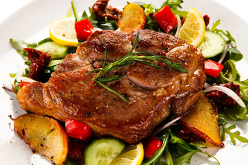 Grilled beefsteak with vegetable salad and apples