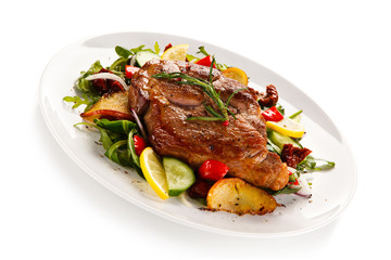 Grilled beefsteak with vegetable salad and apples