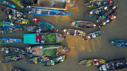 AERIAL: Local people buying and selling colorful produce from wooden boats. - obrazy, fototapety, plakaty