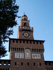 Fototapeta na wymiar El Castillo Sforzesco es un castillo que se encuentra en el casco antiguo de Milán, Italia, y que actualmente alberga un museo de arte. La construcción original en el lugar comenzó en el siglo XV.