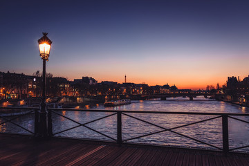 Fototapeta na wymiar Couché de soleil sur le Pont des Arts à Paris