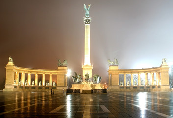 Fototapeta na wymiar heroes square in budapest
