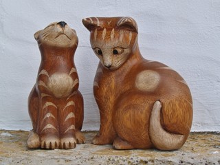 Zwei kleine Holzkatzen als Dekoration