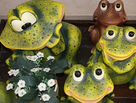 Dekorative Keramikfroesche fuer den Garten