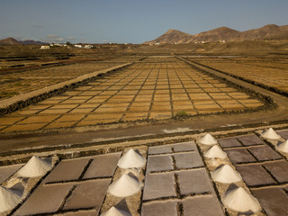 Vista aerea delle saline di Janubio, Lanzarote, Isole Canarie, Spagna. Cumuli di sale, lavorazione...