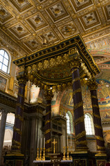 Obraz premium The Golden Decorated Interior of the Basilica of Santa Maria Maggiore.