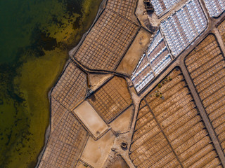 Vista aerea delle saline di Janubio, Lanzarote, Isole Canarie, Spagna. Cumuli di sale, lavorazione e raccolta del sale, comune di Yaiza