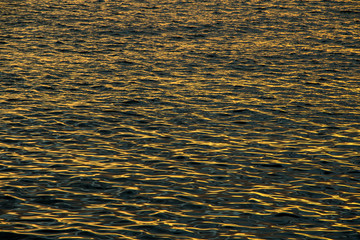 Meeresoberfläche mit von der Sonne beschienenen leichten Wellengang