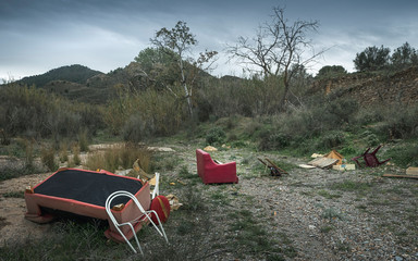 Photograph in which you can see garbage in a ravine.