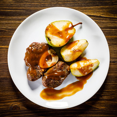 Grilled beefsteak with pears