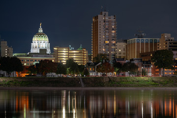 Obraz premium Pennsylvania State Capital Building Harrisburg Dusk River Waterfront