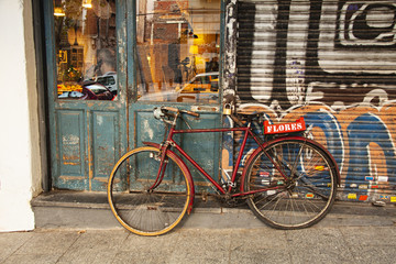 Fototapeta na wymiar Bicicleta antigua aparcada delante de un escaparate.