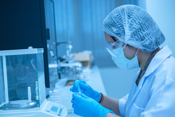 The scientists injected chemicals into plastic tubes,Scientist mix chemicals with The shake machine Before the experiment.Mixture laced with samples into test tubes,prepare sample for test