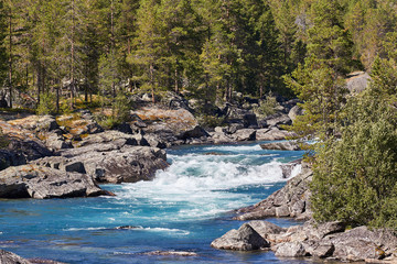 strahlend blaues Wasser in Norwegen