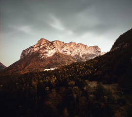 Berg in den österreichischen Alpen bei Sonnenuntergang