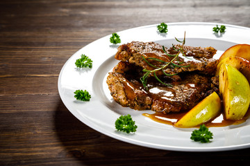 Grilled beefsteak with apples