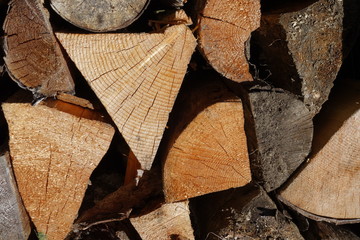 Brennholz im Stapel

