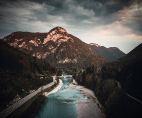 Luftbild der Tiroler Ache bei Sonnenuntergang in den österreichischen Alpen