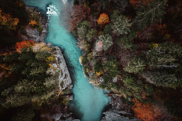 Luftbild der Tiroler Ache im Herbst in der Entenlochklamm