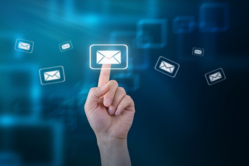 Finder drückt auf ein Briefumschlag Symbol und versendet eine e-Mail