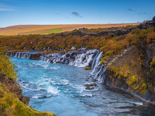 Fototapeta na wymiar hraunfossar Wasserfall