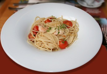 spaghetti with tomatoes, shrimps and basil
