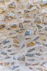 Bruchseite einer historischen Stadtmauer aus Naturstein