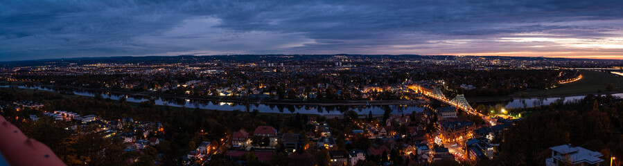 Fototapeta na wymiar Panorama von Dresden am Abend