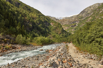 viele Steintürmchen auf dem Weg zum Gletscher Buarbreen