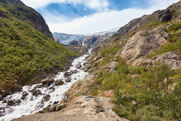 Fototapeta na wymiar Gletscher Buarbreen mit Wasserlauf in Norwegen