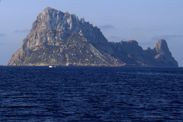 Fototapeta na wymiar Isola Dragonera al largo dell'isola di Ibiza