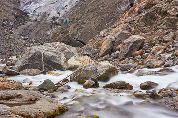 defekte Brücke über reißendem Fluss