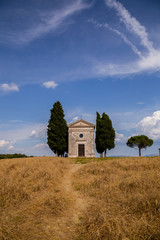 Fototapeta premium Church in wheat fields 