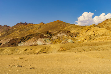 Fototapeta na wymiar Desert highway to Death Valley National Park