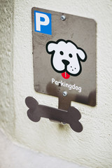 Parking pour les chiens, endroit pour laisser son chien attendre