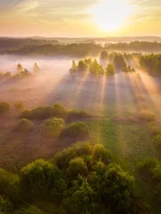 Foto op Plexiglas Zalmroze Prachtig mistig ochtendlandschap van bovenaf gefotografeerd