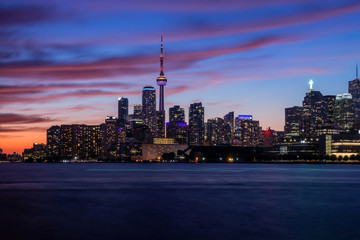 Obraz premium Boat riding over the lake in downtown